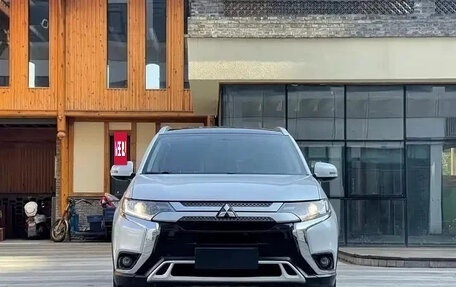 Mitsubishi Outlander III рестайлинг 3, 2022 год, 1 849 003 рублей, 2 фотография