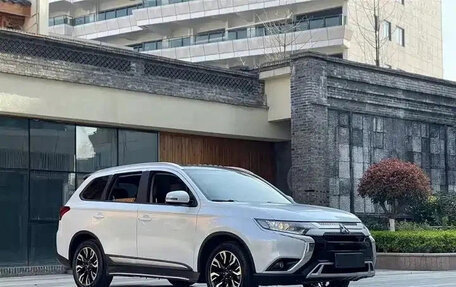 Mitsubishi Outlander III рестайлинг 3, 2022 год, 1 849 003 рублей, 4 фотография