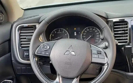 Mitsubishi Outlander III рестайлинг 3, 2022 год, 1 849 003 рублей, 11 фотография