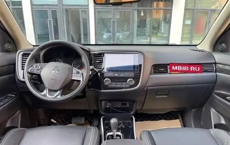 Mitsubishi Outlander III рестайлинг 3, 2022 год, 1 849 003 рублей, 10 фотография