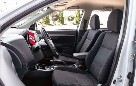 Mitsubishi Outlander III рестайлинг 3, 2018 год, 1 695 000 рублей, 11 фотография