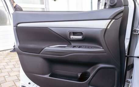 Mitsubishi Outlander III рестайлинг 3, 2018 год, 1 695 000 рублей, 12 фотография