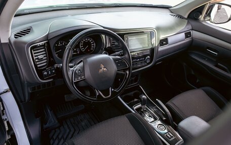 Mitsubishi Outlander III рестайлинг 3, 2018 год, 1 695 000 рублей, 13 фотография
