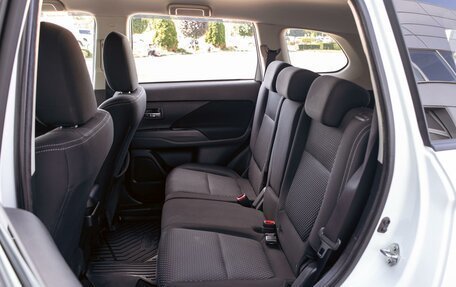 Mitsubishi Outlander III рестайлинг 3, 2018 год, 1 695 000 рублей, 16 фотография