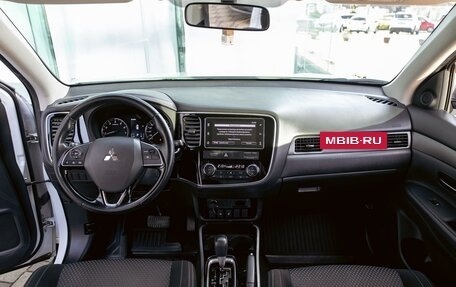 Mitsubishi Outlander III рестайлинг 3, 2018 год, 1 695 000 рублей, 15 фотография