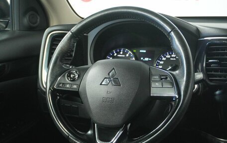 Mitsubishi Outlander III рестайлинг 3, 2022 год, 2 692 000 рублей, 16 фотография