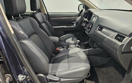 Mitsubishi Outlander III рестайлинг 3, 2018 год, 2 499 000 рублей, 16 фотография