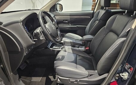 Mitsubishi Outlander III рестайлинг 3, 2018 год, 2 499 000 рублей, 15 фотография