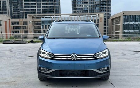 Volkswagen Touran III, 2022 год, 1 738 008 рублей, 2 фотография