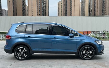 Volkswagen Touran III, 2022 год, 1 738 008 рублей, 8 фотография