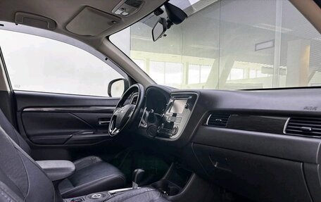 Mitsubishi Outlander III рестайлинг 3, 2016 год, 1 780 000 рублей, 11 фотография