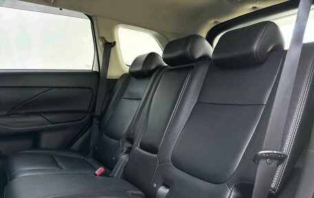Mitsubishi Outlander III рестайлинг 3, 2016 год, 1 780 000 рублей, 12 фотография