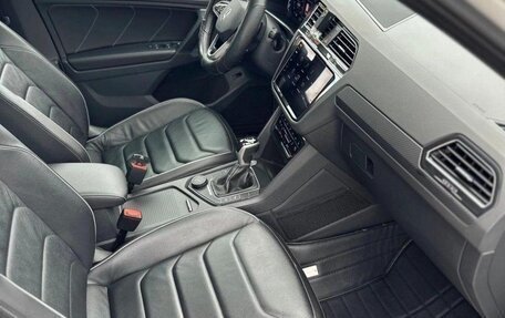 Volkswagen Tiguan II, 2020 год, 2 300 000 рублей, 19 фотография