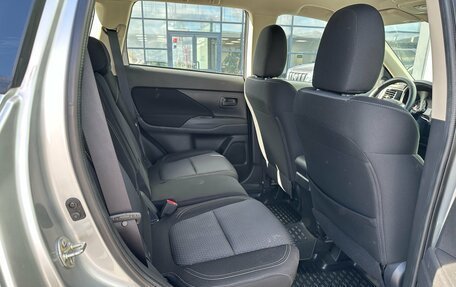 Mitsubishi Outlander III рестайлинг 3, 2020 год, 2 400 000 рублей, 8 фотография