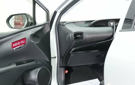 Toyota Prius IV XW50, 2017 год, 1 530 000 рублей, 16 фотография