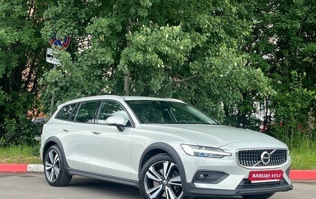 Volvo V60 Cross Country II, 2019 год, 3 999 000 рублей, 1 фотография