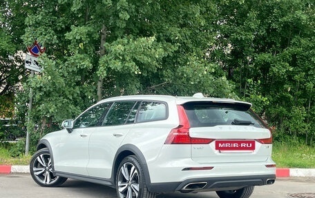 Volvo V60 Cross Country II, 2019 год, 3 999 000 рублей, 6 фотография