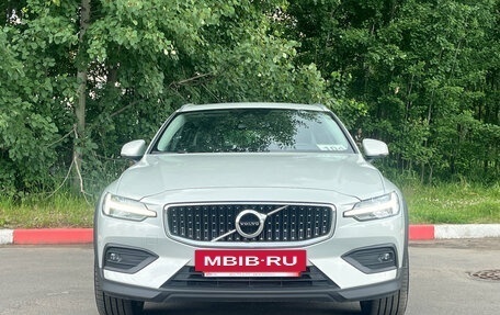 Volvo V60 Cross Country II, 2019 год, 3 999 000 рублей, 2 фотография
