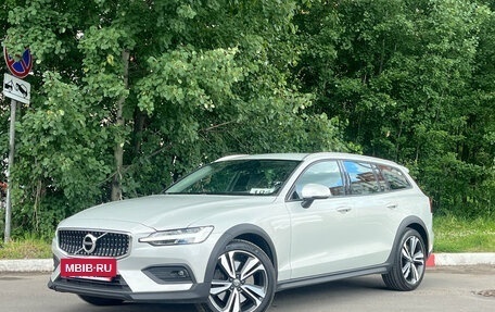 Volvo V60 Cross Country II, 2019 год, 3 999 000 рублей, 3 фотография