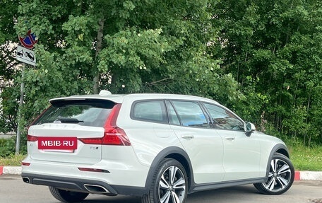 Volvo V60 Cross Country II, 2019 год, 3 999 000 рублей, 4 фотография