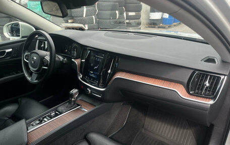 Volvo V60 Cross Country II, 2019 год, 3 999 000 рублей, 9 фотография