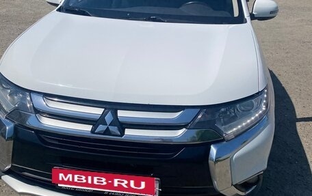 Mitsubishi Outlander III рестайлинг 3, 2017 год, 1 680 000 рублей, 2 фотография