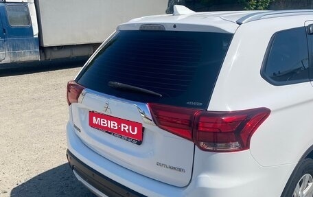 Mitsubishi Outlander III рестайлинг 3, 2017 год, 1 680 000 рублей, 10 фотография