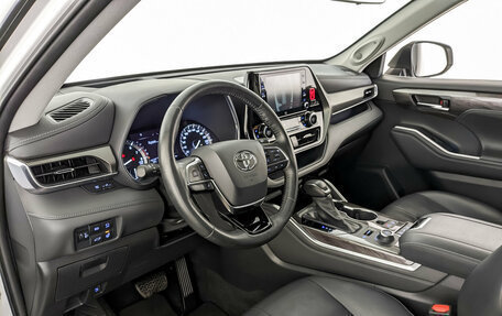Toyota Highlander, 2021 год, 4 995 000 рублей, 18 фотография