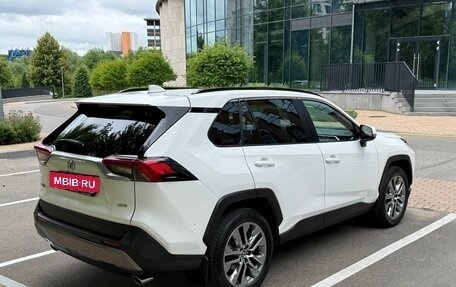 Toyota RAV4, 2021 год, 3 100 000 рублей, 5 фотография