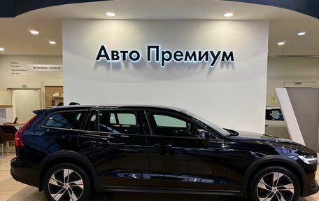 Volvo V60 Cross Country II, 2020 год, 3 649 000 рублей, 5 фотография