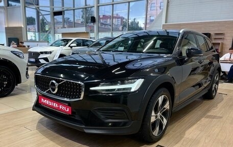 Volvo V60 Cross Country II, 2020 год, 3 649 000 рублей, 3 фотография