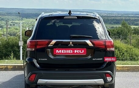 Mitsubishi Outlander III рестайлинг 3, 2017 год, 1 895 000 рублей, 5 фотография