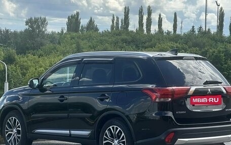 Mitsubishi Outlander III рестайлинг 3, 2017 год, 1 895 000 рублей, 4 фотография