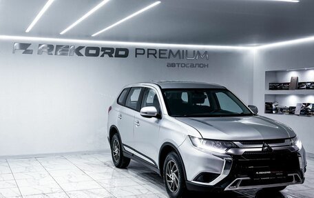 Mitsubishi Outlander III рестайлинг 3, 2018 год, 2 019 000 рублей, 2 фотография