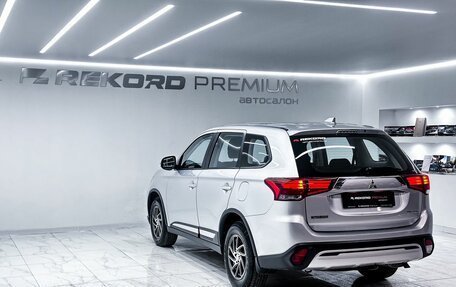 Mitsubishi Outlander III рестайлинг 3, 2018 год, 2 019 000 рублей, 23 фотография