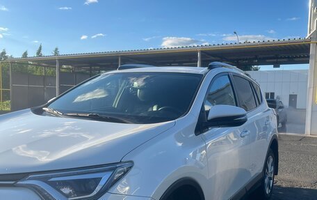 Toyota RAV4, 2017 год, 2 600 000 рублей, 2 фотография