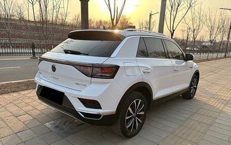 Volkswagen T-Roc I, 2023 год, 1 870 000 рублей, 2 фотография