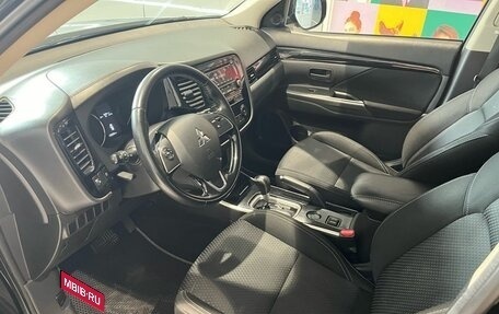 Mitsubishi Outlander III рестайлинг 3, 2018 год, 1 829 000 рублей, 10 фотография