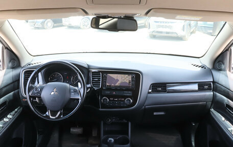Mitsubishi Outlander III рестайлинг 3, 2016 год, 1 390 000 рублей, 13 фотография