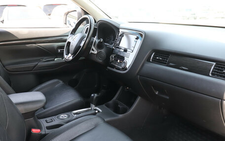 Mitsubishi Outlander III рестайлинг 3, 2016 год, 1 390 000 рублей, 10 фотография