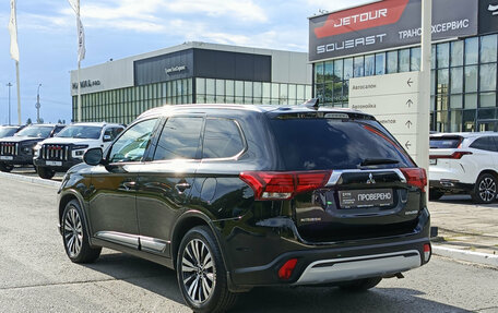Mitsubishi Outlander III рестайлинг 3, 2018 год, 2 100 000 рублей, 8 фотография