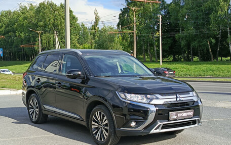 Mitsubishi Outlander III рестайлинг 3, 2018 год, 2 100 000 рублей, 3 фотография