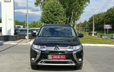 Mitsubishi Outlander III рестайлинг 3, 2018 год, 2 100 000 рублей, 2 фотография