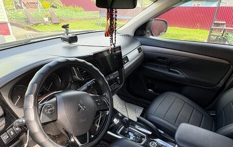 Mitsubishi Outlander III рестайлинг 3, 2017 год, 1 620 000 рублей, 6 фотография