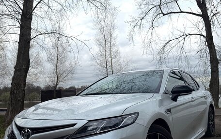 Toyota Camry, 2022 год, 3 800 000 рублей, 2 фотография