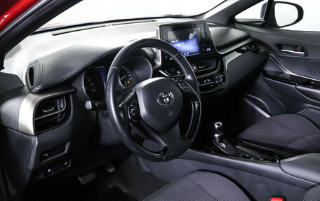 Toyota C-HR I рестайлинг, 2018 год, 2 370 000 рублей, 16 фотография