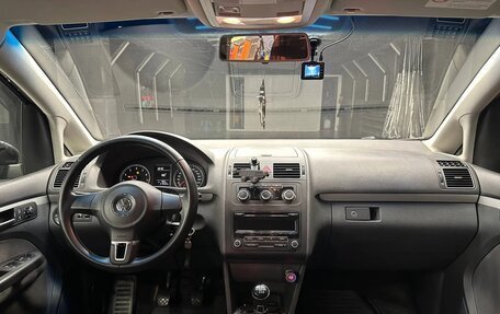 Volkswagen Touran III, 2010 год, 850 000 рублей, 3 фотография