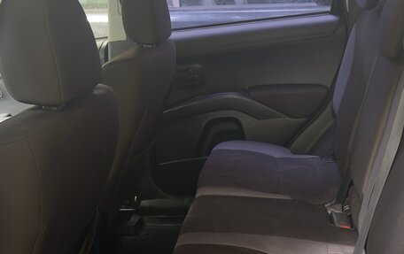 Mitsubishi Outlander III рестайлинг 3, 2010 год, 900 000 рублей, 10 фотография