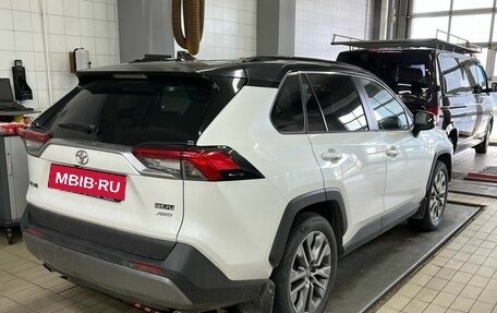 Toyota RAV4, 2021 год, 3 490 000 рублей, 3 фотография