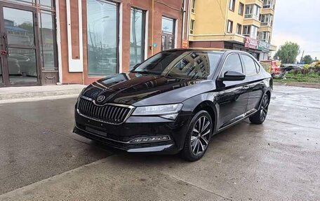 Skoda Superb III рестайлинг, 2022 год, 1 980 000 рублей, 1 фотография